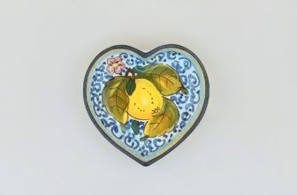 Heart-shaped plate with a lemon design