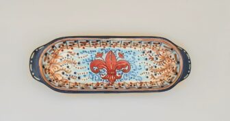 Elongated rectangular plate with the “Lily” design